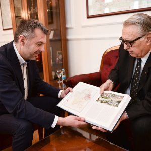 Градоначелнику уручен први том Енциклопедије РС