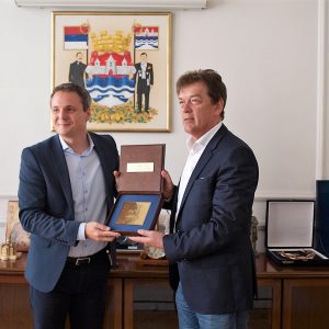 Uručen Zlatni grb Grada Velimiru Petkoviću