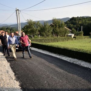 Бољи услови за мјештане Сарачице: Добили нови пут и расвјету