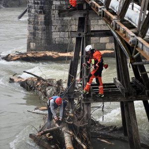 Uklanjanje stabla zaglavljenog na konstrukciji starog mosta u Trapistima