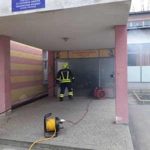 Vatrogasci izveli pokaznu vježbu u školi „Branislav Nušić“