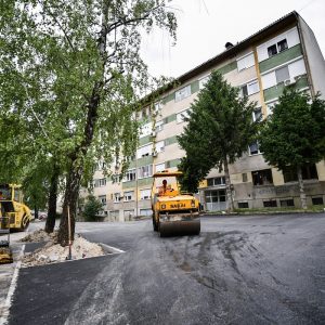 Обилићево: Асфалтиран паркинг у Улици Царице Милице