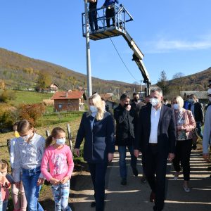 Агино село: Kилометар нове расвјете за заселак Грлић