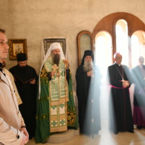 Градоначелник присуствовао молитви у Јасеновцу: Сусрет са патријархом Порфиријем