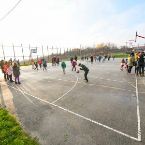 На радост најмлађих у Дракулићу: Обновљено спортско игралиште