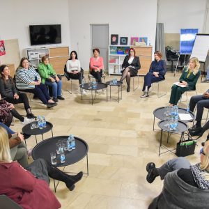 У Дому омладине одржана дискусија о оснаживању дјевојака и превенцији родно заснованог насиља