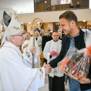 Prvi gradonačelnik koji je posjetio katedralu na Uskrs: Stanivuković prisustvovao uskršnjoj misi