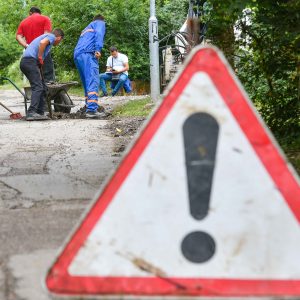 Због извођења радова на прикључењу на канализациону мрежу: Измјена у режиму одвијања саобраћаја у Улици Јанка Веселиновића