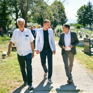Gradonačelnik ponovo u obilasku: Gradsko groblje uređeno, radnicima isplaćeno 500 KM