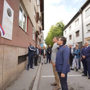 Положени вијенци на Спомен – плочу: Сјећање на мајора Милана Тепића
