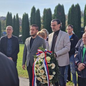 Служен парастос у Пријаковцима: Представници Града одали почаст погинулим борцима