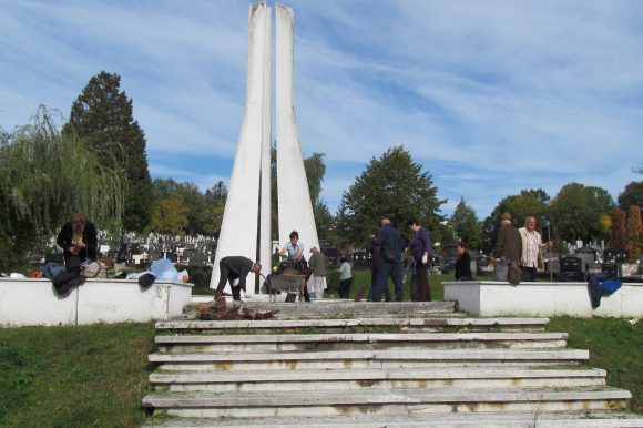 За сваку похвалу: Градски одбор СУБНОР организује акцију уређења Партизанског гробља на Побрђу