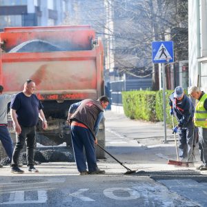 Redovno održavanje: Sutra počinje sanacija udarnih rupa na saobraćajnicama u užem gradskom području