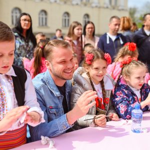 У част највећем хришћанском празнику: Малишани украшавали васкршња јаја, придрижио им се и градоначелник