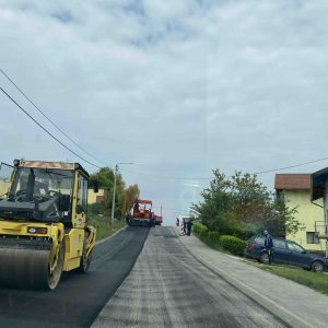 Почело асфалтирање Тузланске улице, постављен први слој асфалта у Краља Александра I