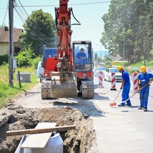 Novi veliki projekat: Počela rekonstrukcija saobraćajnice sa izgradnjom pješačkih i biciklističkih staza u Zalužanima