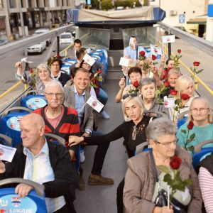 Поводом Међународног дана старијих лица: Градоначелник угостио кориснике Геронтолошког центра, организована и вожња панорамским бусом