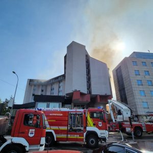 Брзом реакцијом и пожртвованим радом ватрогасаца: Угашен велики пожар у центру Бање Луке