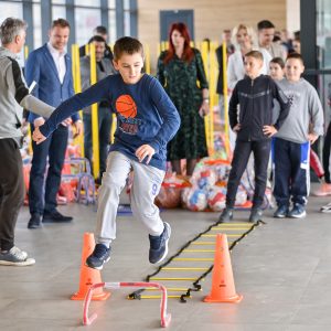 „Razvoj sporta kroz školske sportske sekcije“: Gradonačelnik podijelio sportsku opremu za osnovne škole