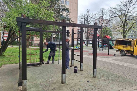 Више активности у оквиру „Чистог лица града“: Санација игралишта на Булевару, уређење зелених површина…
