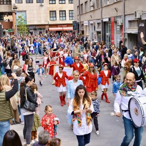 Počelo Banjalučko proljeće: Uz muziku i ples brojni građani uživali na novom šetalištu u Gajevoj ulici